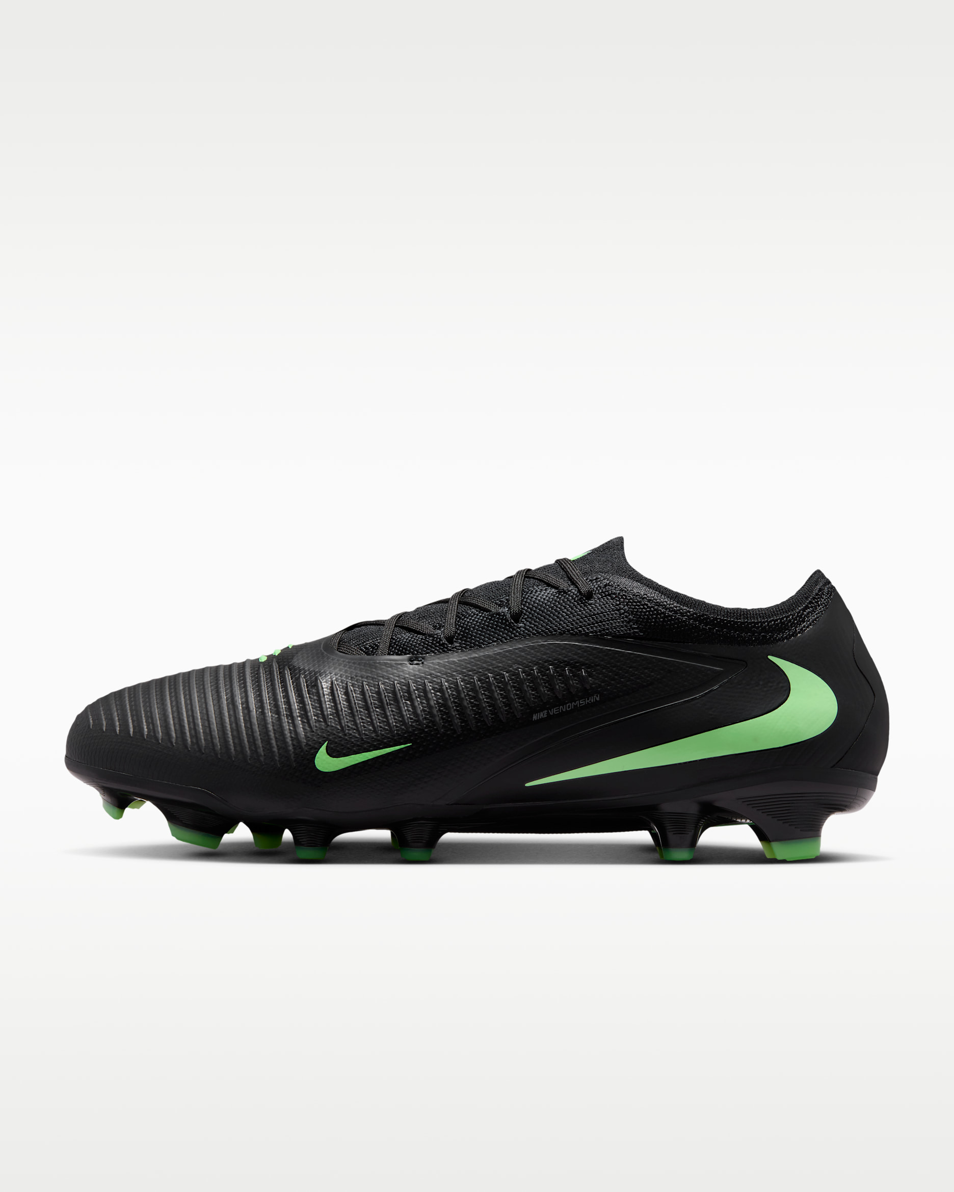 Nike Phantom 6 Low Pro Firm-Ground Football Boot. Nike RO